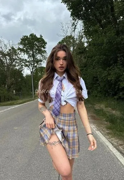 Darwin escorts Constanza — 4
