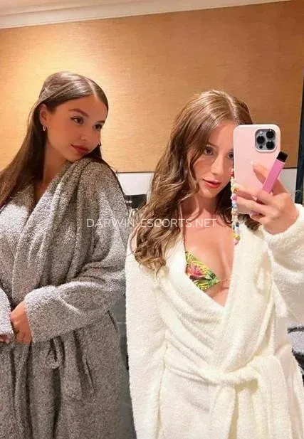 Darwin escorts Amelia — 4