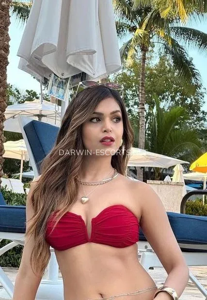 Darwin escorts Lena — 3