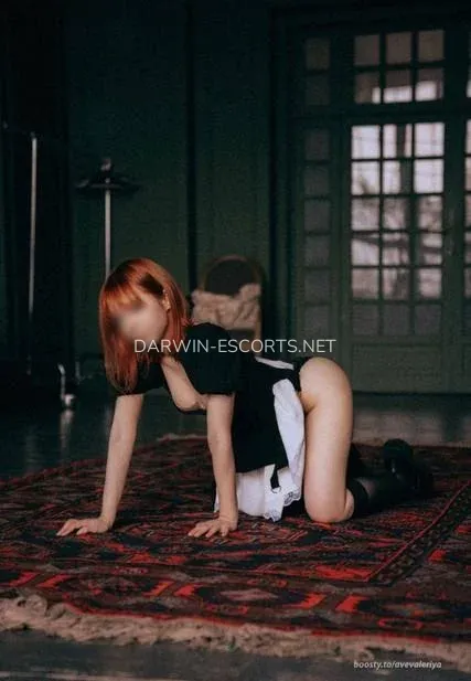 Darwin escorts Julia — 5