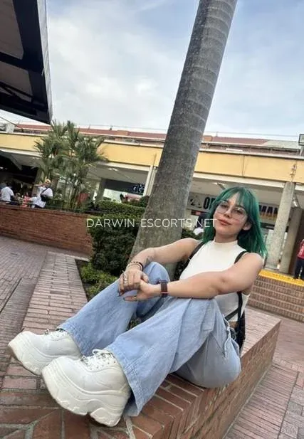 Darwin escorts Alyssa — 10