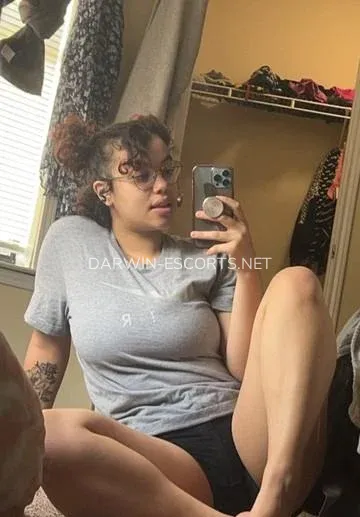 Darwin escorts Camryn — 1