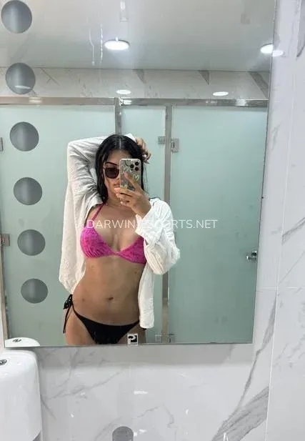 Darwin escorts Helena — 7