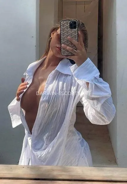 Darwin escorts Linnéa