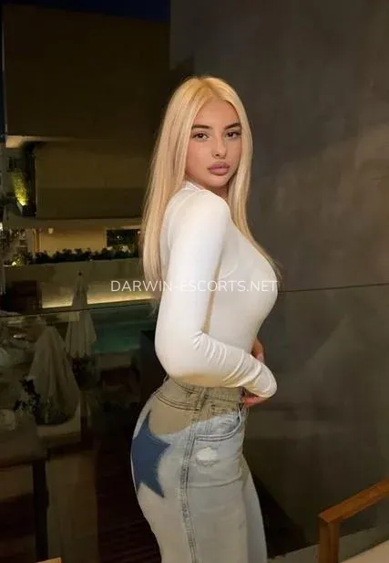 Darwin escorts Josefin — 1