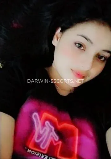 Darwin escorts Karolina — 3