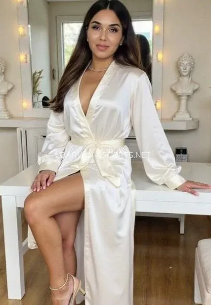Darwin escorts Sofie — 5