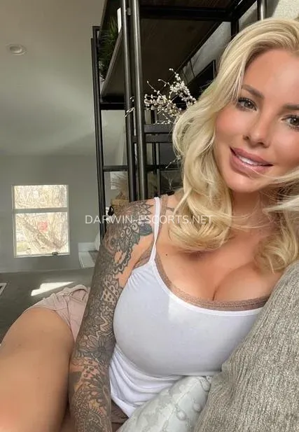 Darwin escorts Isabelle — 3