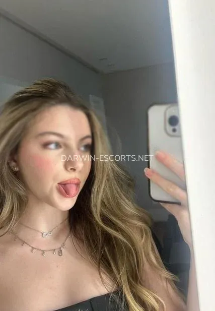 Darwin escorts Emelie — 3