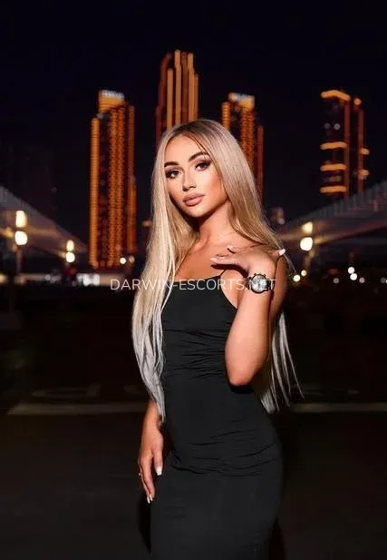 Darwin escorts Isaura — 3