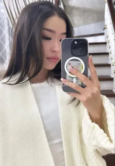 Darwin escorts Emelie — 4