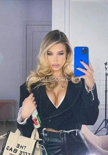Darwin escorts Ellinor — 5