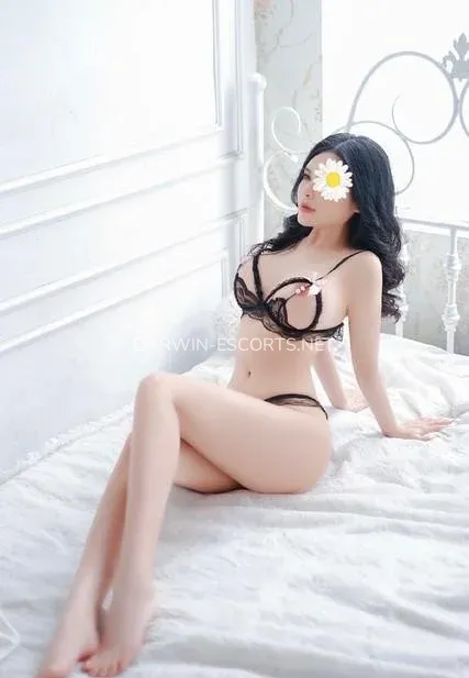 Darwin escorts Hanna — 3