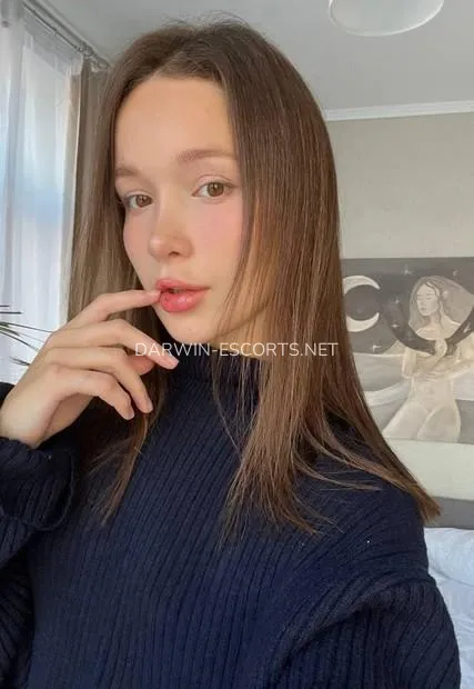 Darwin escorts Maj — 2