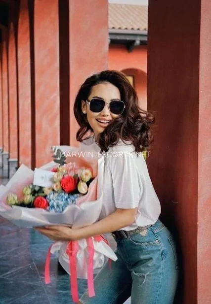 Darwin escorts Julianna — 4