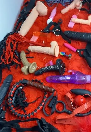 Darwin escorts Kiara — 2