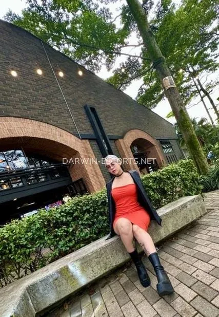 Darwin escorts Alyssa — 8