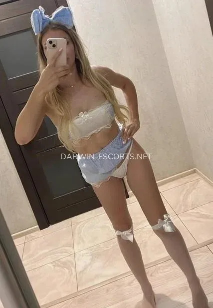 Darwin escorts Ellinor — 4