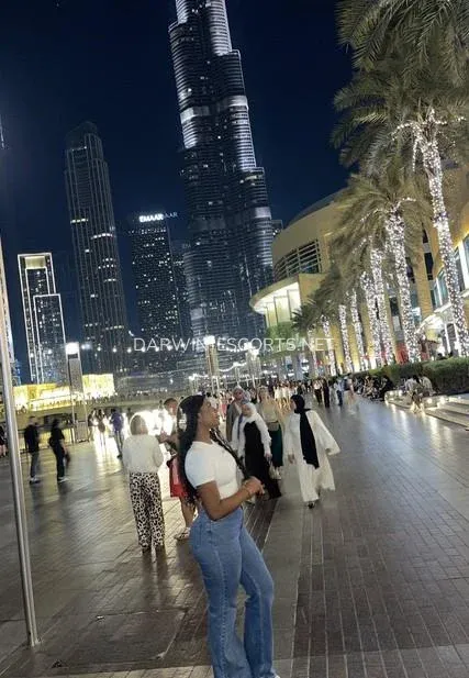 Darwin escorts Elise — 10