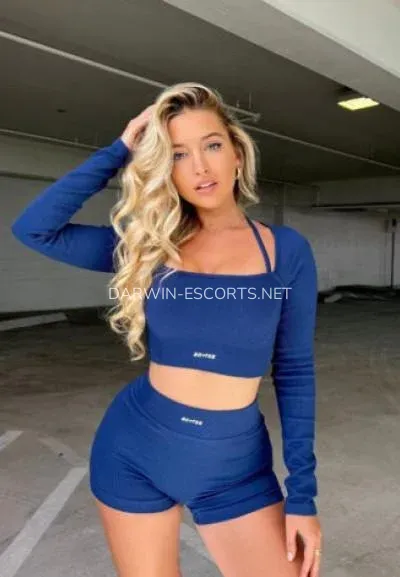 Darwin escorts Åsa — 8