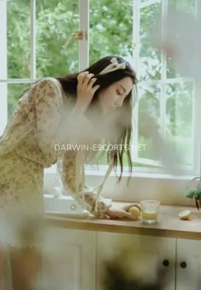 Darwin escorts Helena — 3