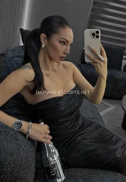 Darwin escorts Berit — 4