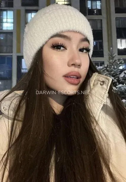 Darwin escorts Emelie — 3