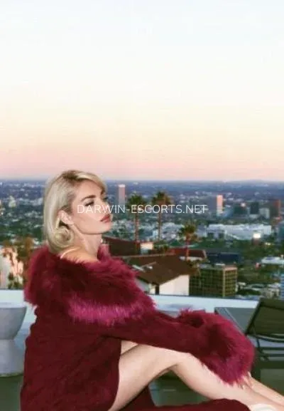 Darwin escorts Kerstin — 5