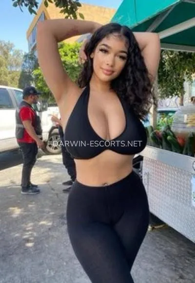 Darwin escorts Elin — 2