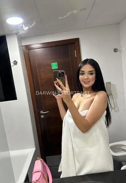 Darwin escorts Emelie — 10