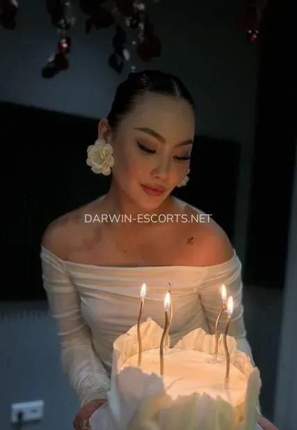 Darwin escorts Zoe — 4
