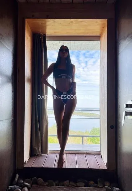 Darwin escorts Hanna — 7