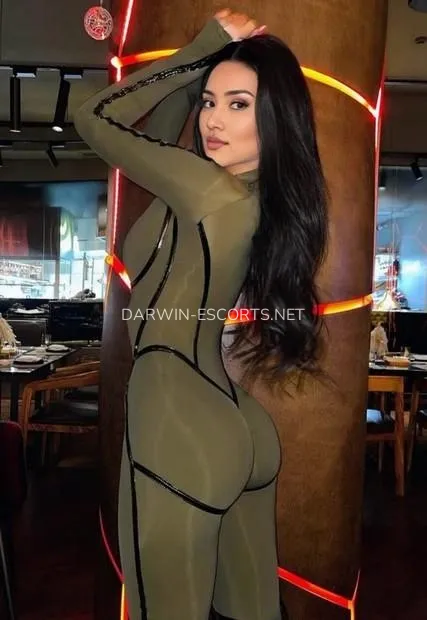 Darwin escorts Ellinor — 2