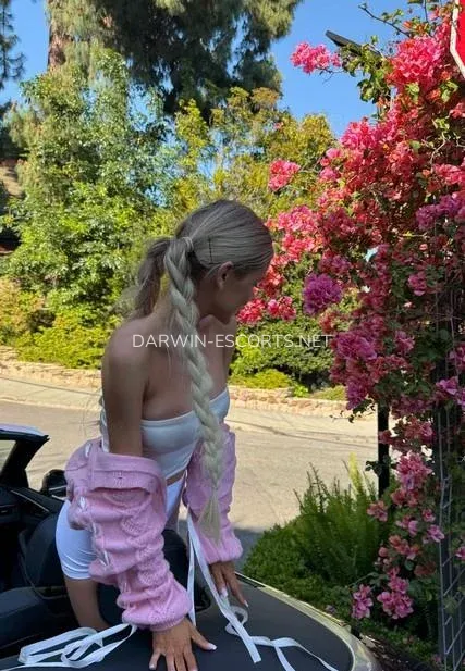 Darwin escorts Linda — 7