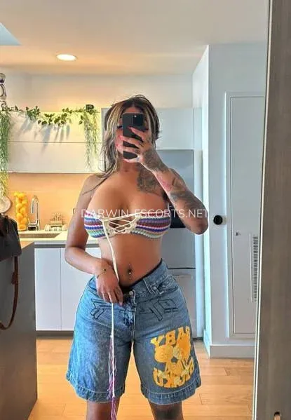 Darwin escorts Anette — 8