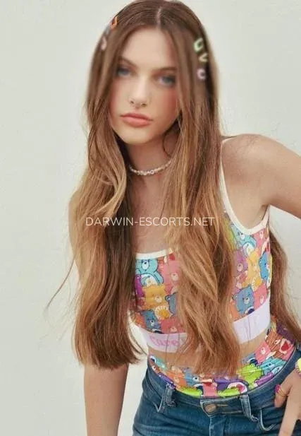 Darwin escorts Emelie — 5