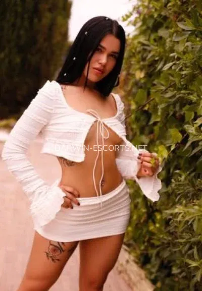 Darwin escorts Erin — 1