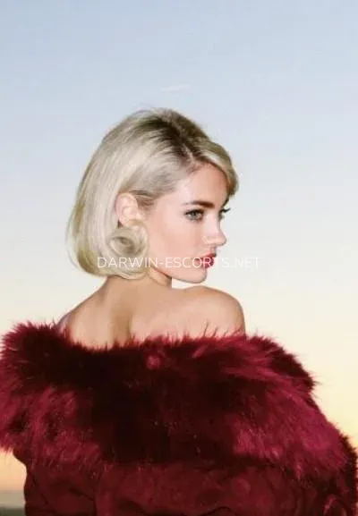 Darwin escorts Kerstin — 7