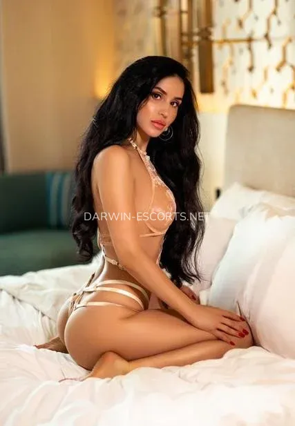 Darwin escorts Elin — 1