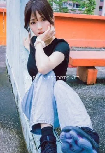 Darwin escorts Amarinda — 2