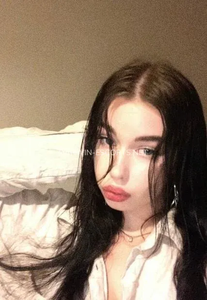 Darwin escorts Amy — 3