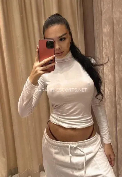 Darwin escorts Linnéa — 3