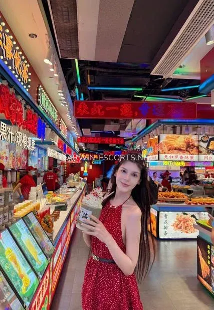 Darwin escorts Hanna — 8