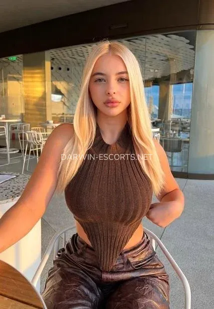 Darwin escorts Josefin — 6