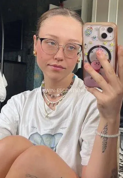 Darwin escorts Britt — 3