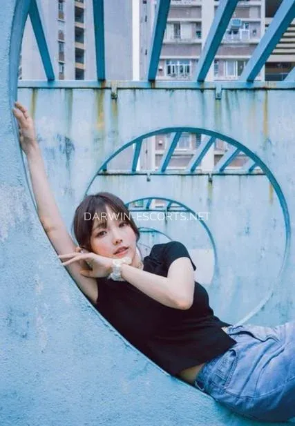 Darwin escorts Amarinda — 5