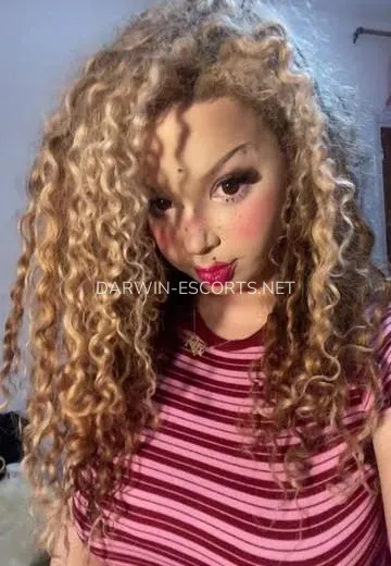 Darwin escorts Linnéa — 2