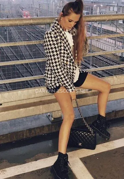 Darwin escorts Molly — 5