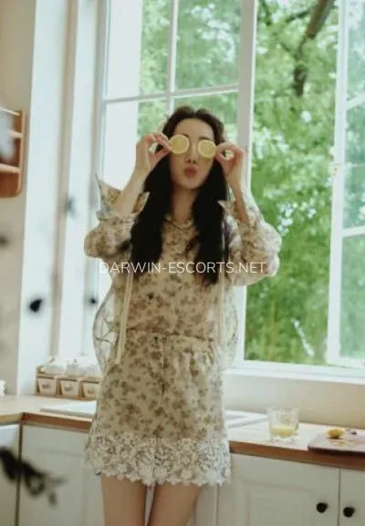 Darwin escorts Helena — 6