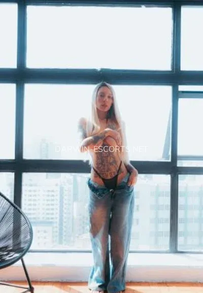 Darwin escorts Constanza — 3